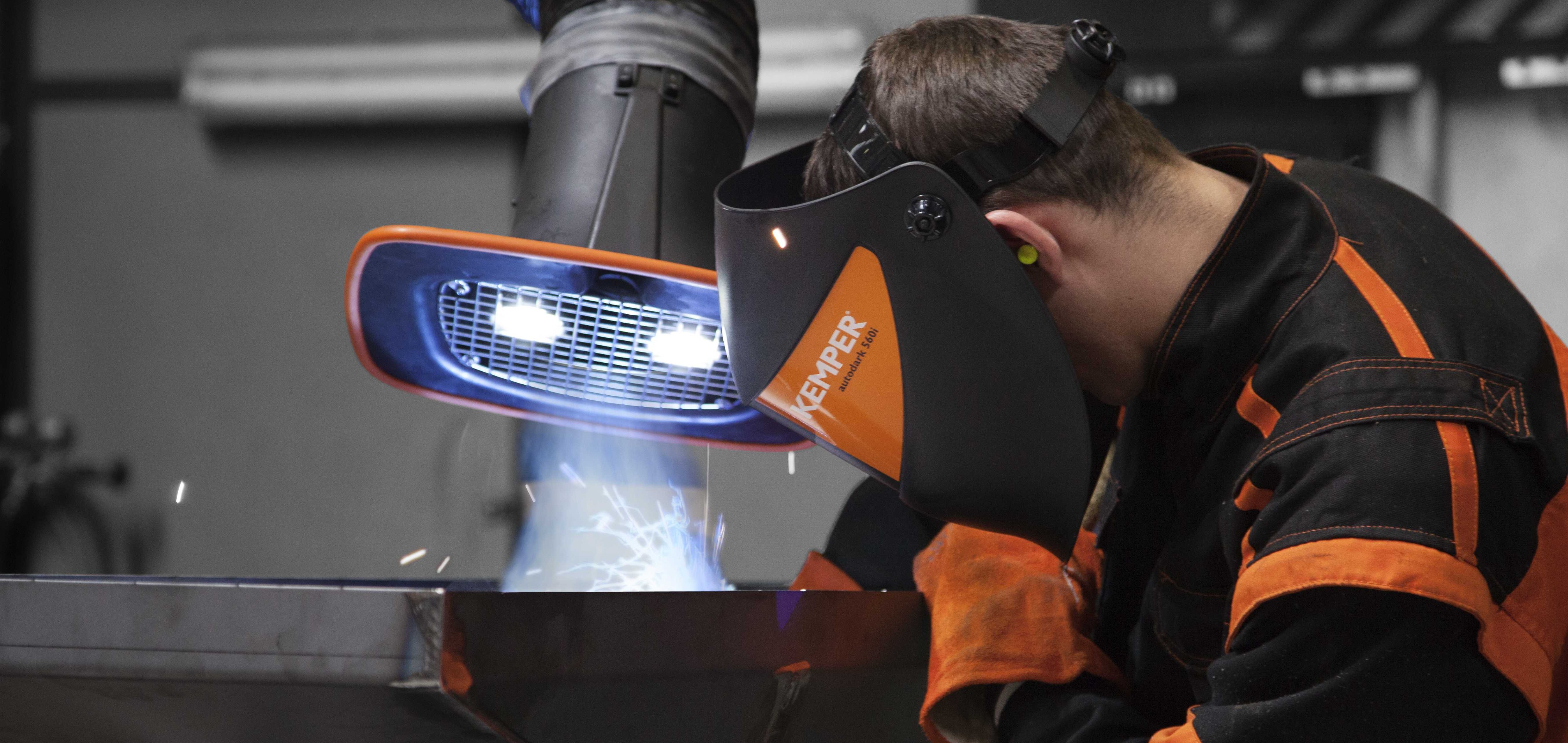 Rotatable extraction hood with flange brings higher coverage